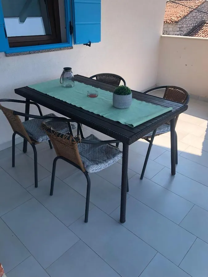 אומאג Apartman Lina 0*,
